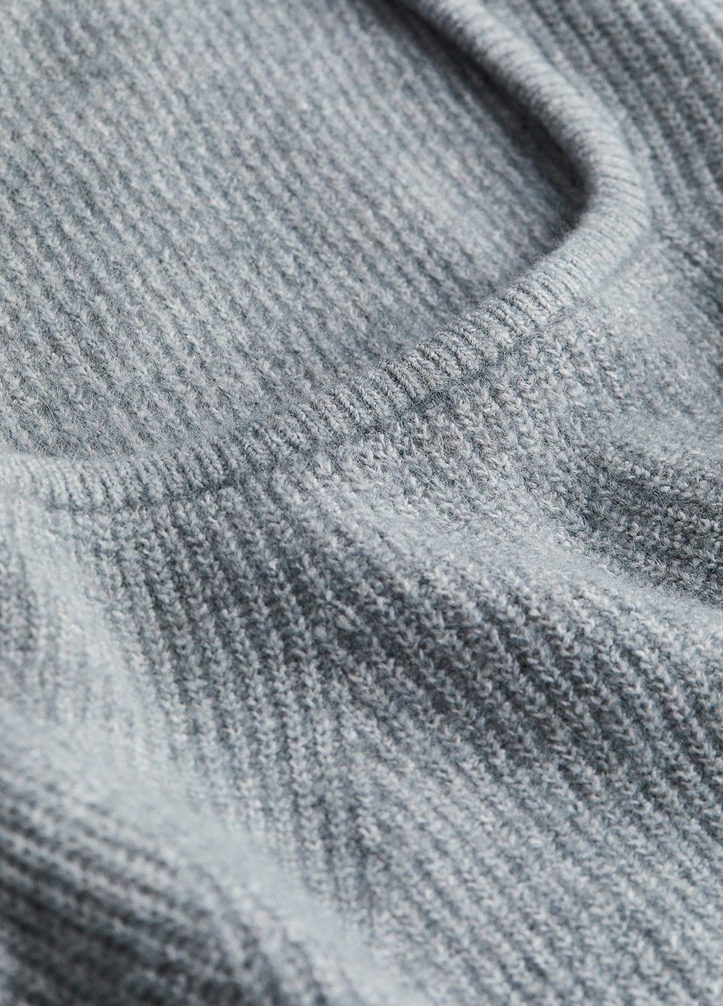 Серо-голубой зимний свитер H&M