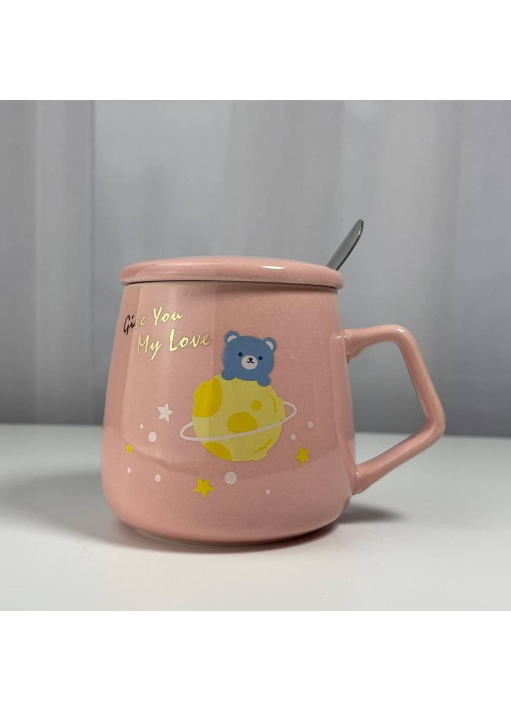 Кружка с крышкой и ложкой Мишка на планете розовый 5679 400 мл No Brand (253669251)