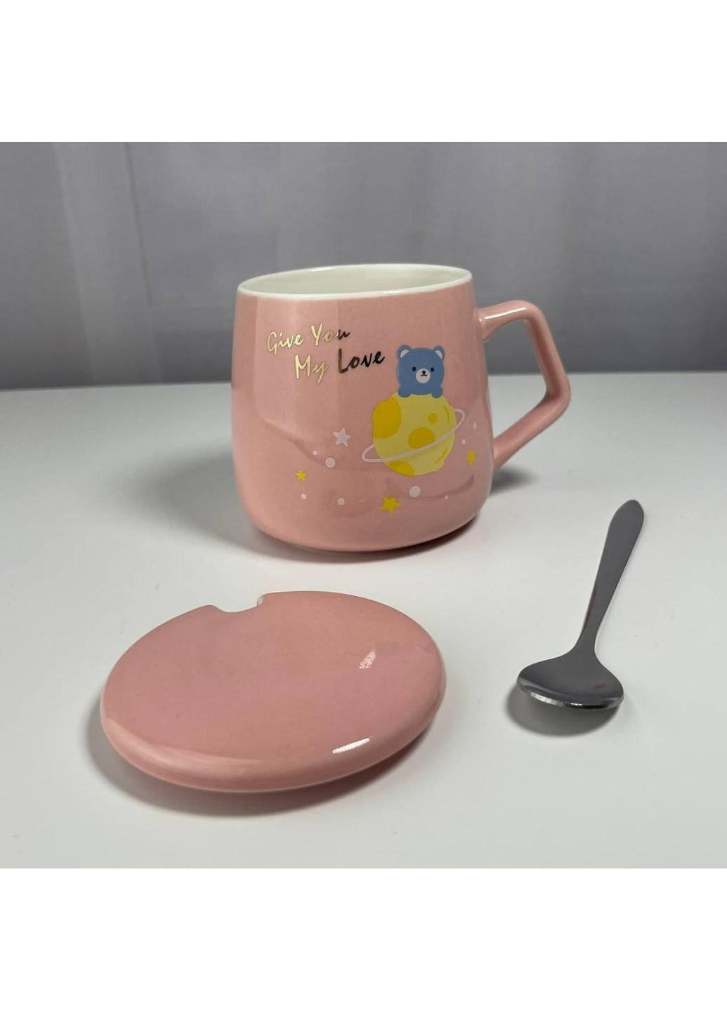 Кружка с крышкой и ложкой Мишка на планете розовый 5679 400 мл No Brand (253669251)