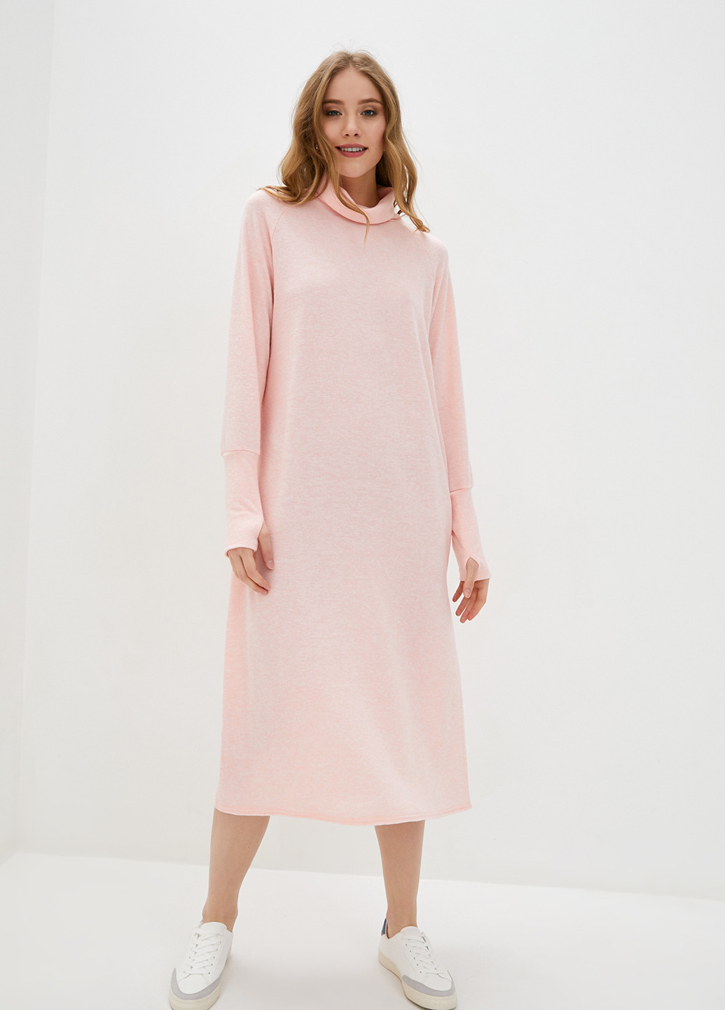 Светло-розовое кэжуал платье платье-водолазка Silence однотонное