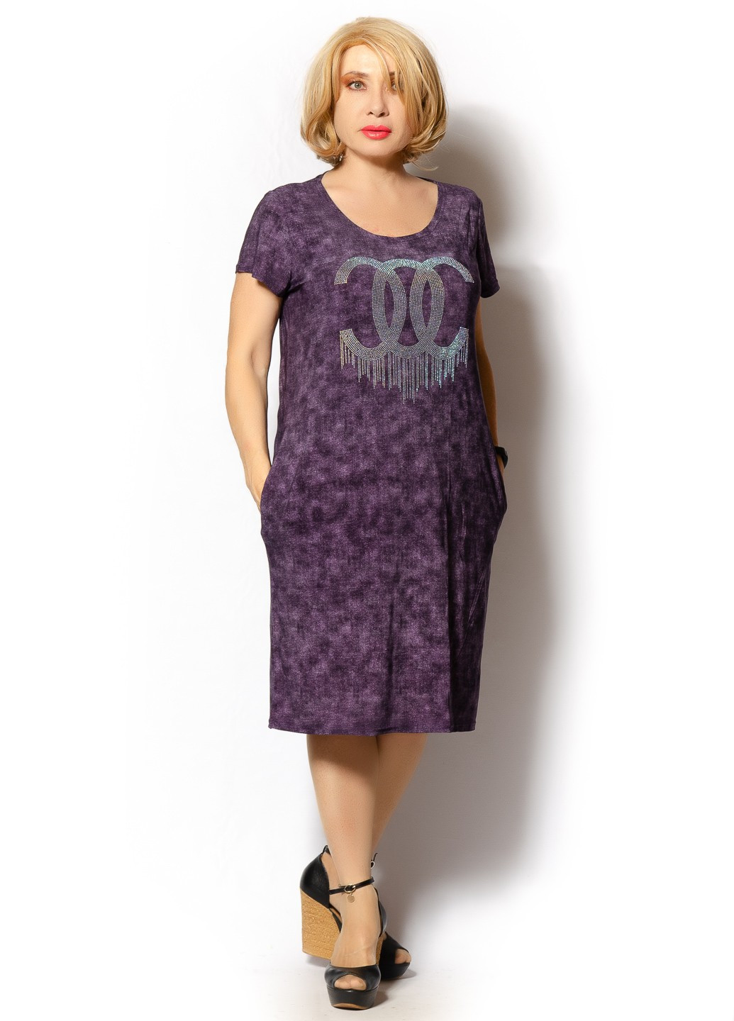 Фиолетовое кэжуал платье платье-футболка LibeAmore с абстрактным узором