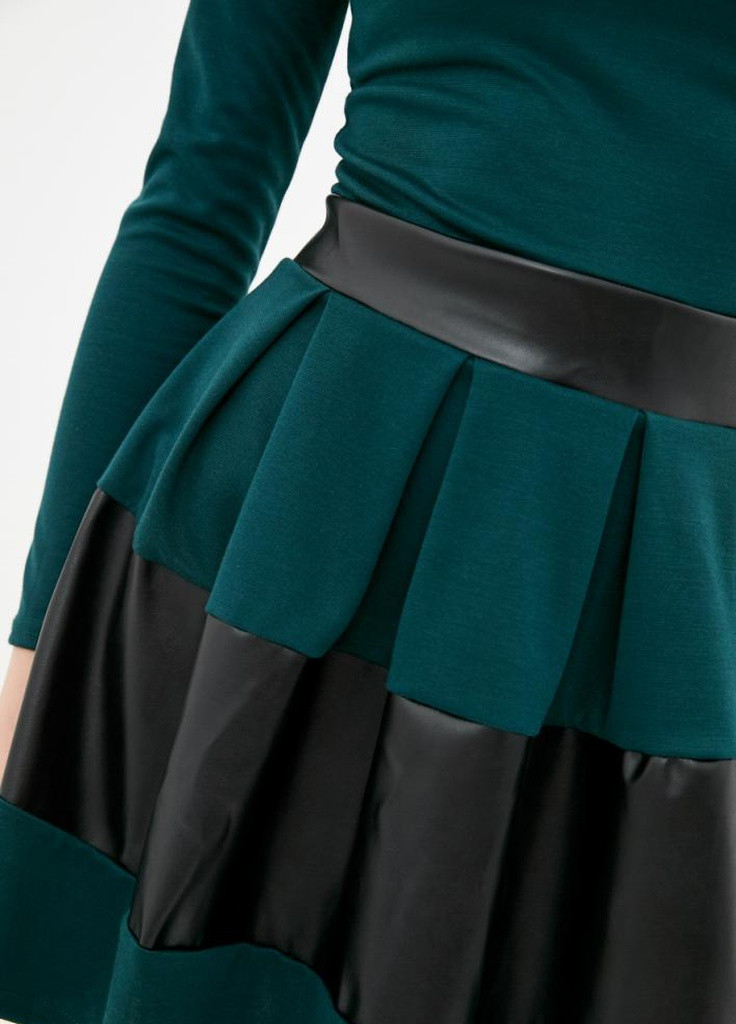 Зелена кежуал трикотажне жіноче плаття з вставками із еко-шкіри дзвін Podium однотонна