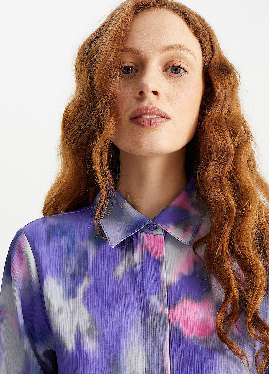 Фіолетова кежуал сукня сукня-сорочка C&A з абстрактним візерунком