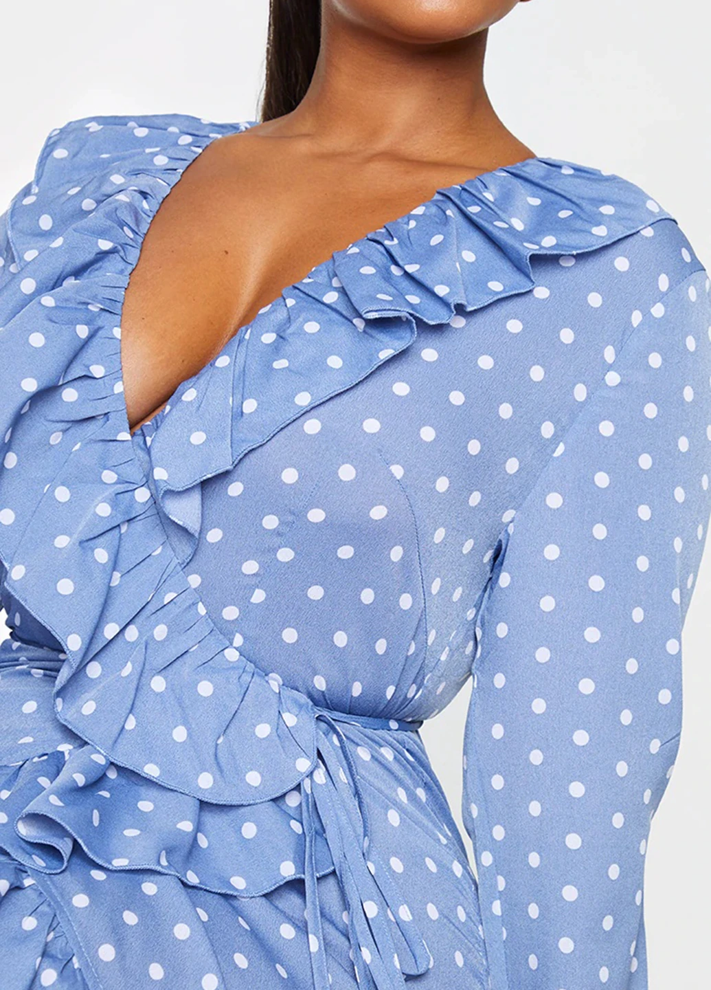 Голубое кэжуал платье на запах PrettyLittleThing в горошек