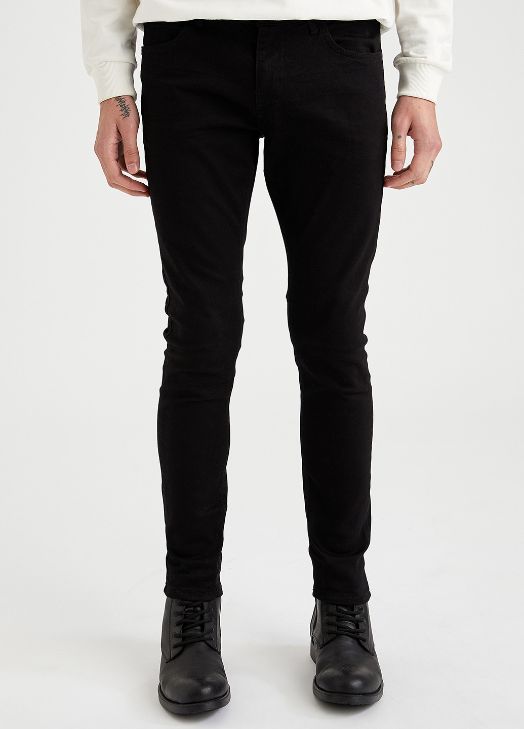 Черные джинсовые демисезонные зауженные брюки DeFacto
