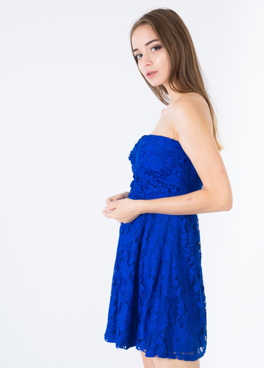 Синее коктейльное платье клеш, с открытыми плечами, бандо NLY Blush однотонное