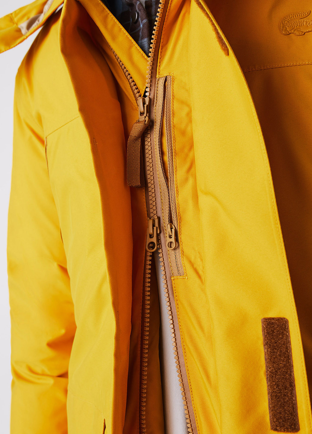 Желтая зимняя куртка Lacoste