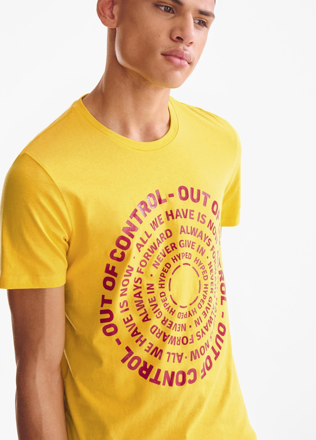 Желтая демисезонная футболка C&A