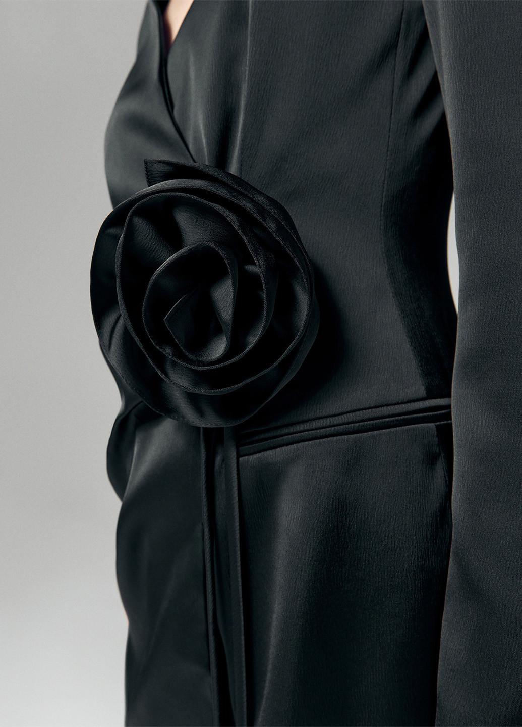 Черное коктейльное платье на запах Reserved однотонное