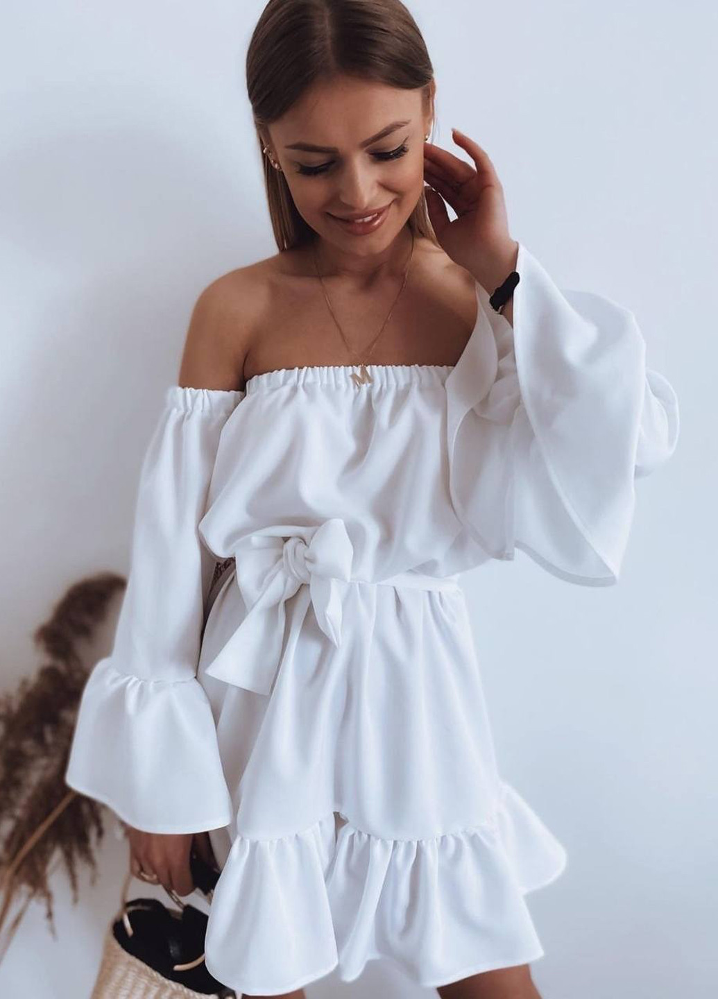 Белое кэжуал платье с открытыми плечами No Brand однотонное