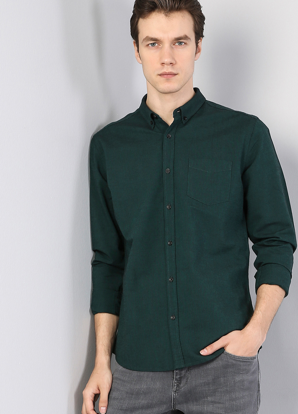 Темно-зеленая кэжуал рубашка однотонная Colin's с длинным рукавом