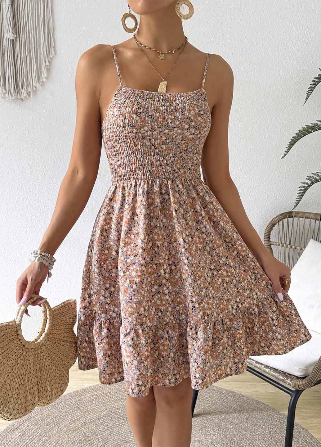 Пудровое кэжуал платье клеш, с открытой спиной SHEIN с цветочным принтом