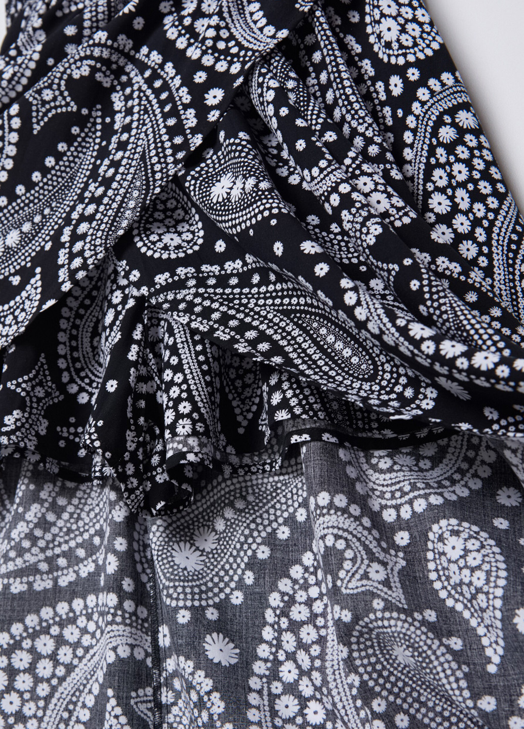 Черно-белое кэжуал платье на запах Sinsay турецкие огурцы
