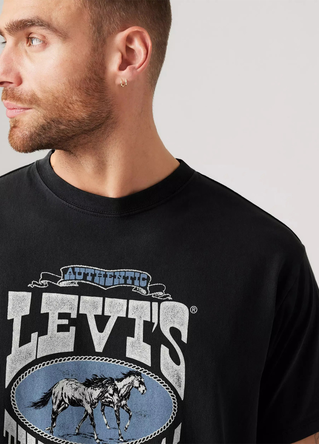 Черная футболка Levi's
