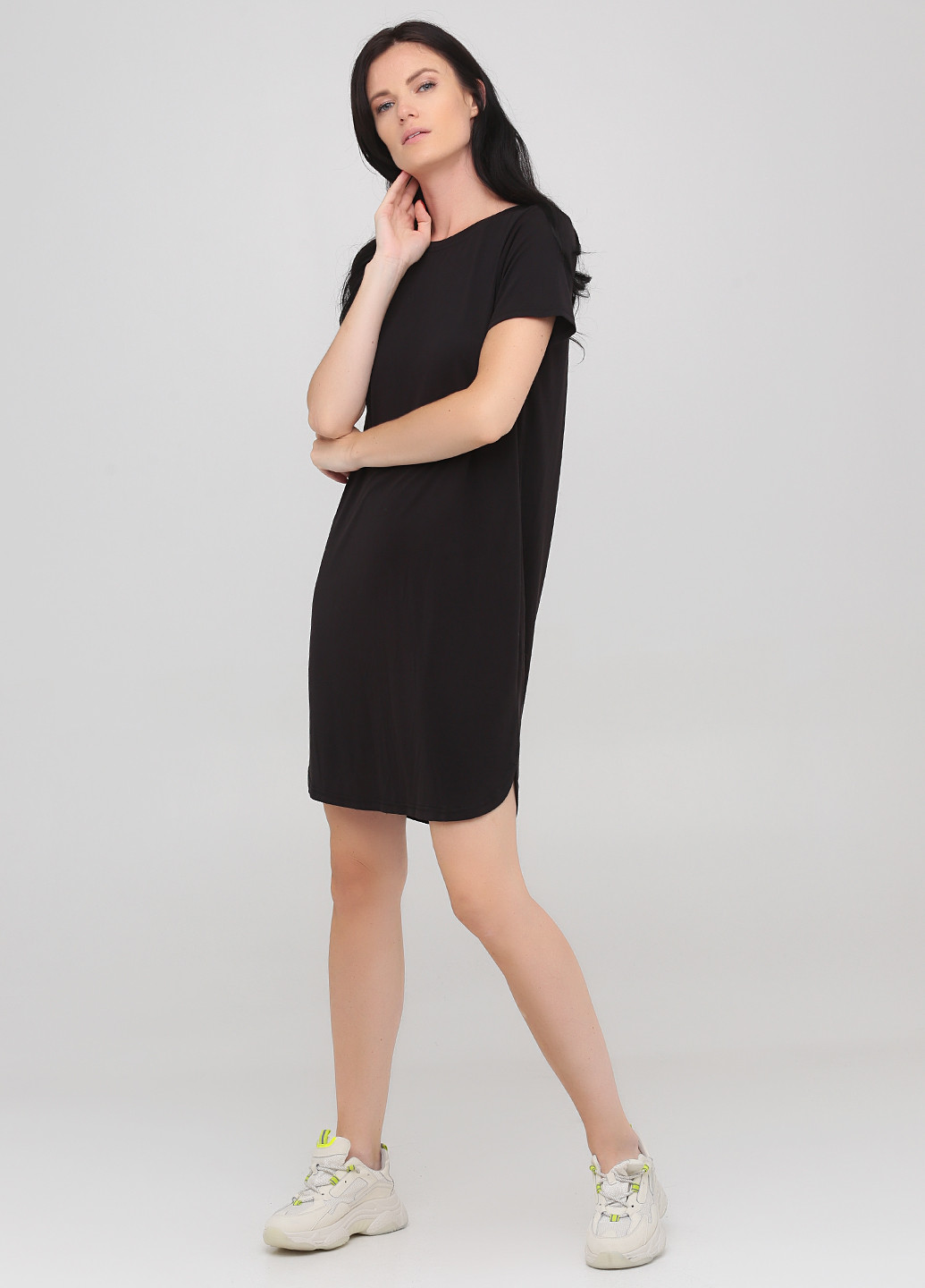 Черное кэжуал платье платье-футболка Minimum однотонное
