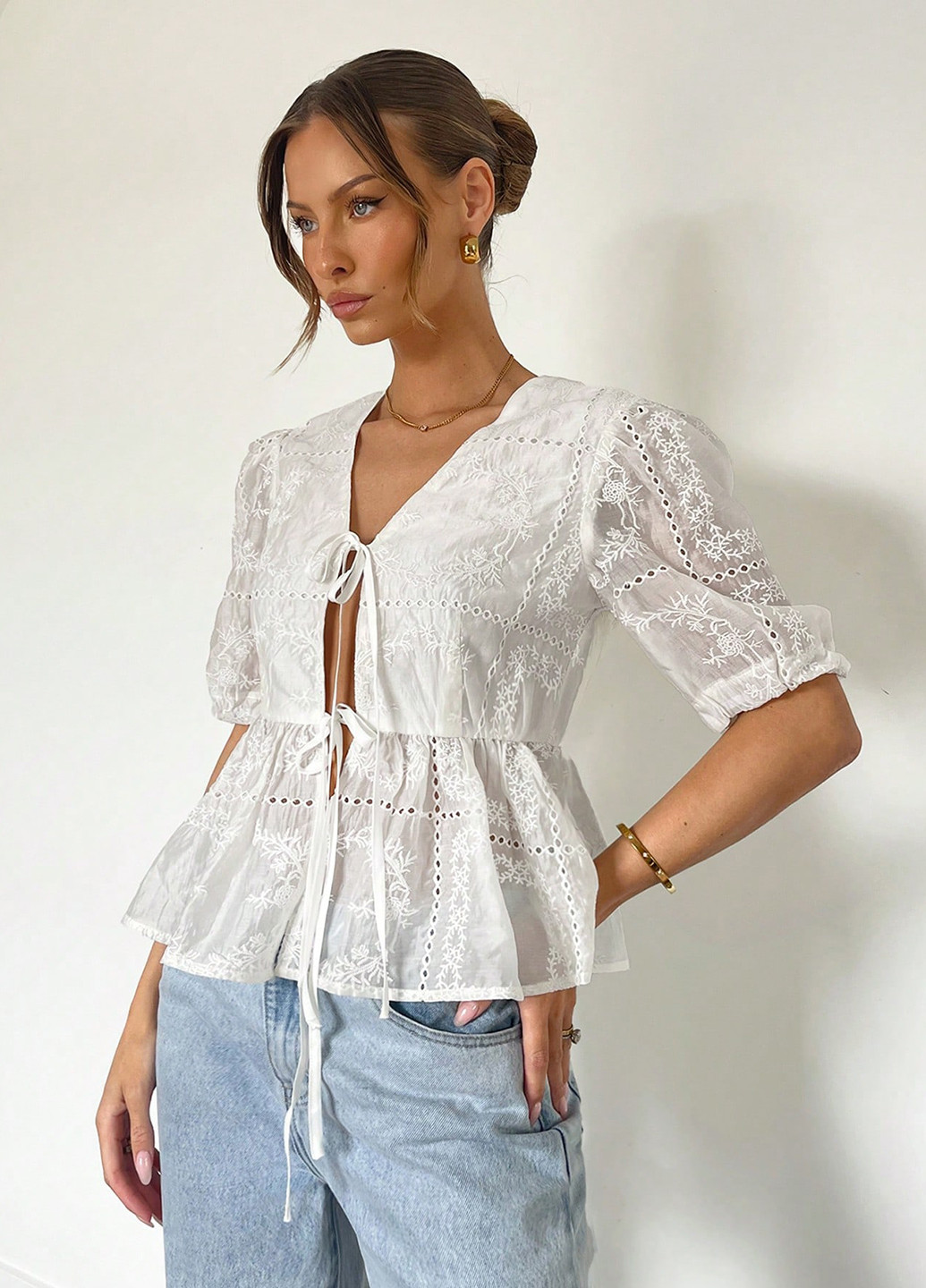 Біла блузка з баскою SHEIN