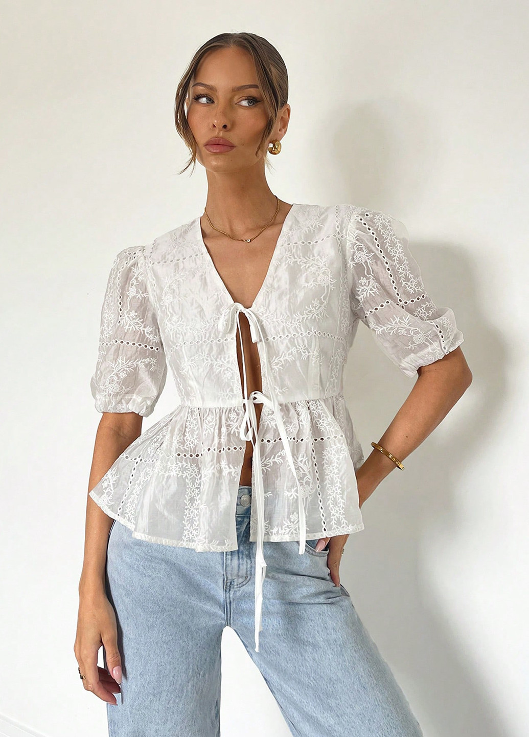 Біла блузка з баскою SHEIN