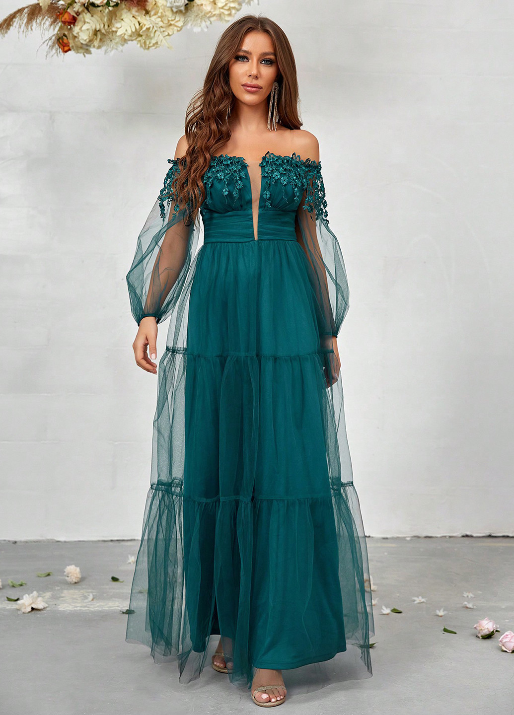 Зеленое вечернее платье с открытыми плечами SHEIN однотонное