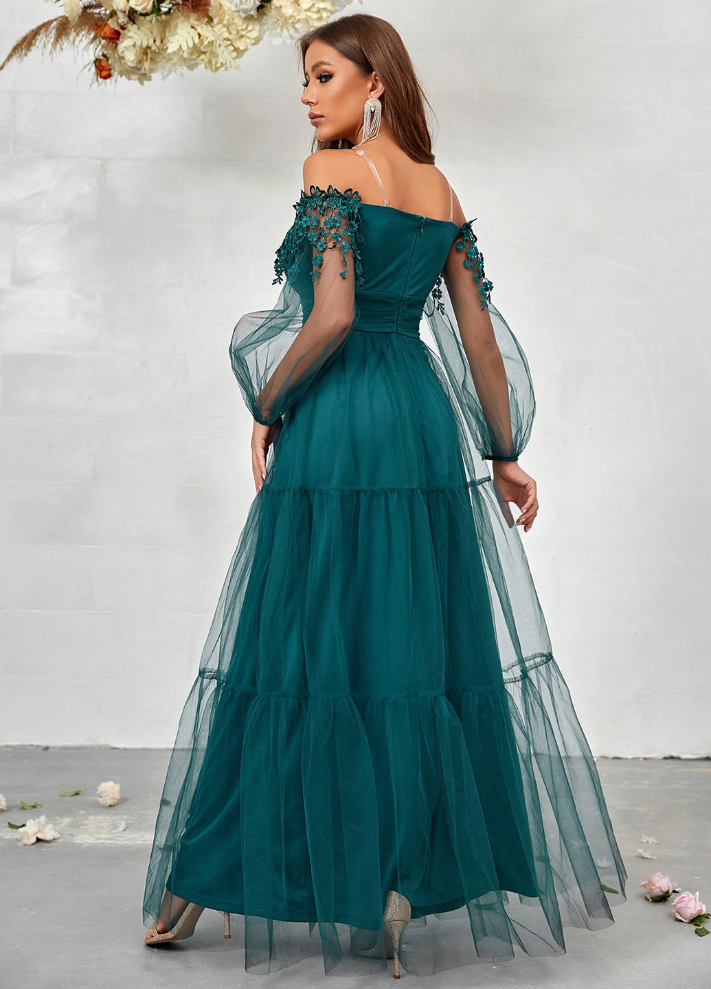 Зеленое вечернее платье с открытыми плечами SHEIN однотонное