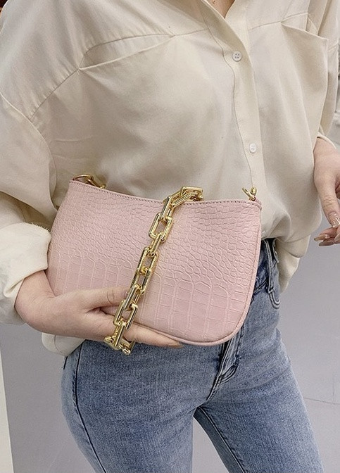 Жіноча класична сумочка багет на товстій золотому ланцюжку рептилія рожева NoName (251204356)
