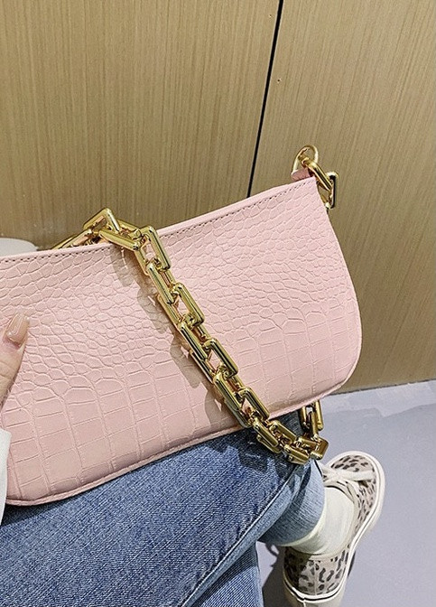 Жіноча класична сумочка багет на товстій золотому ланцюжку рептилія рожева NoName (251204356)