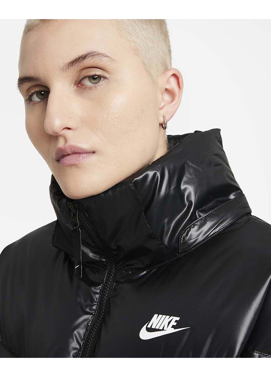 Черная зимняя куртка Nike