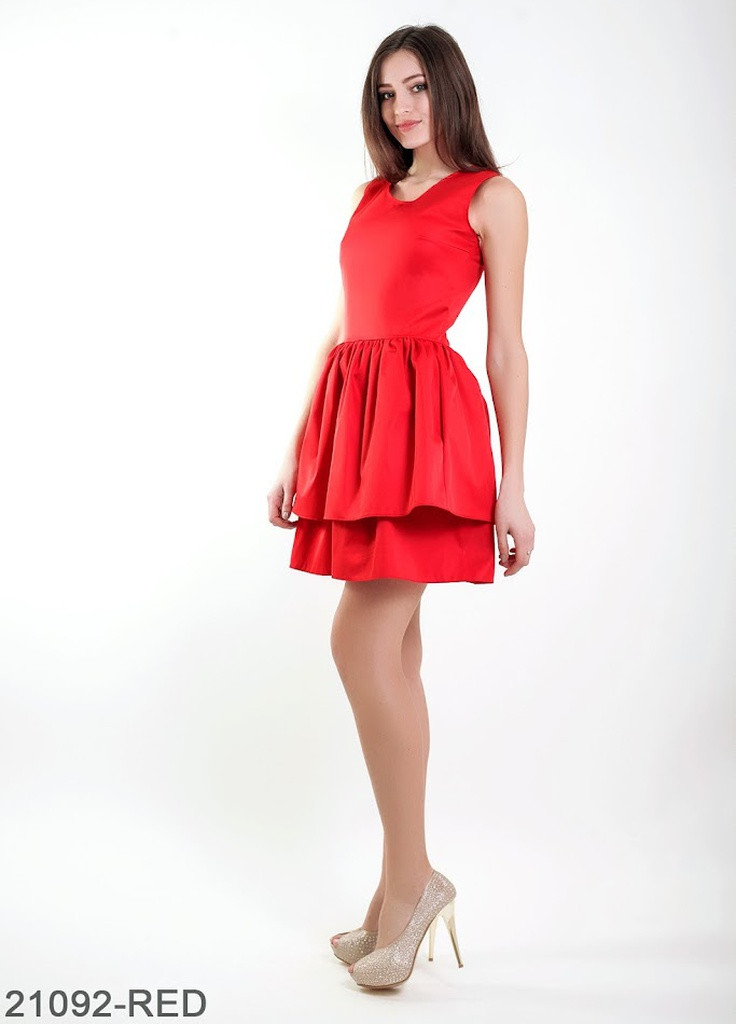 Червона кежуал лаконічне лялькове плаття з u-подібним вирізом і воланами на спідниці kiara червоний Podium однотонна