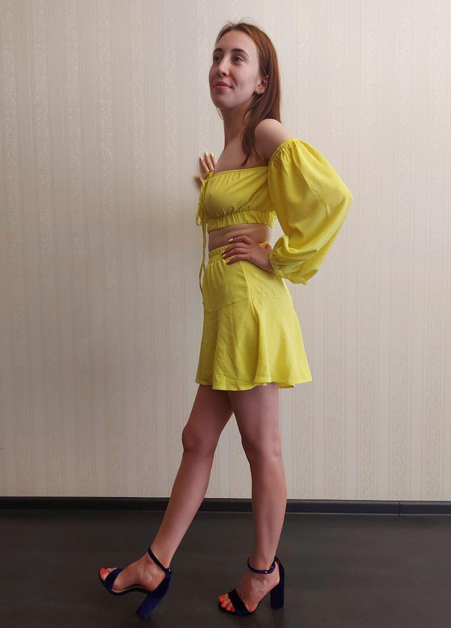 Женский костюм топ и юбка-шорты желтого цвета р.L 378294 New Trend (255411741)