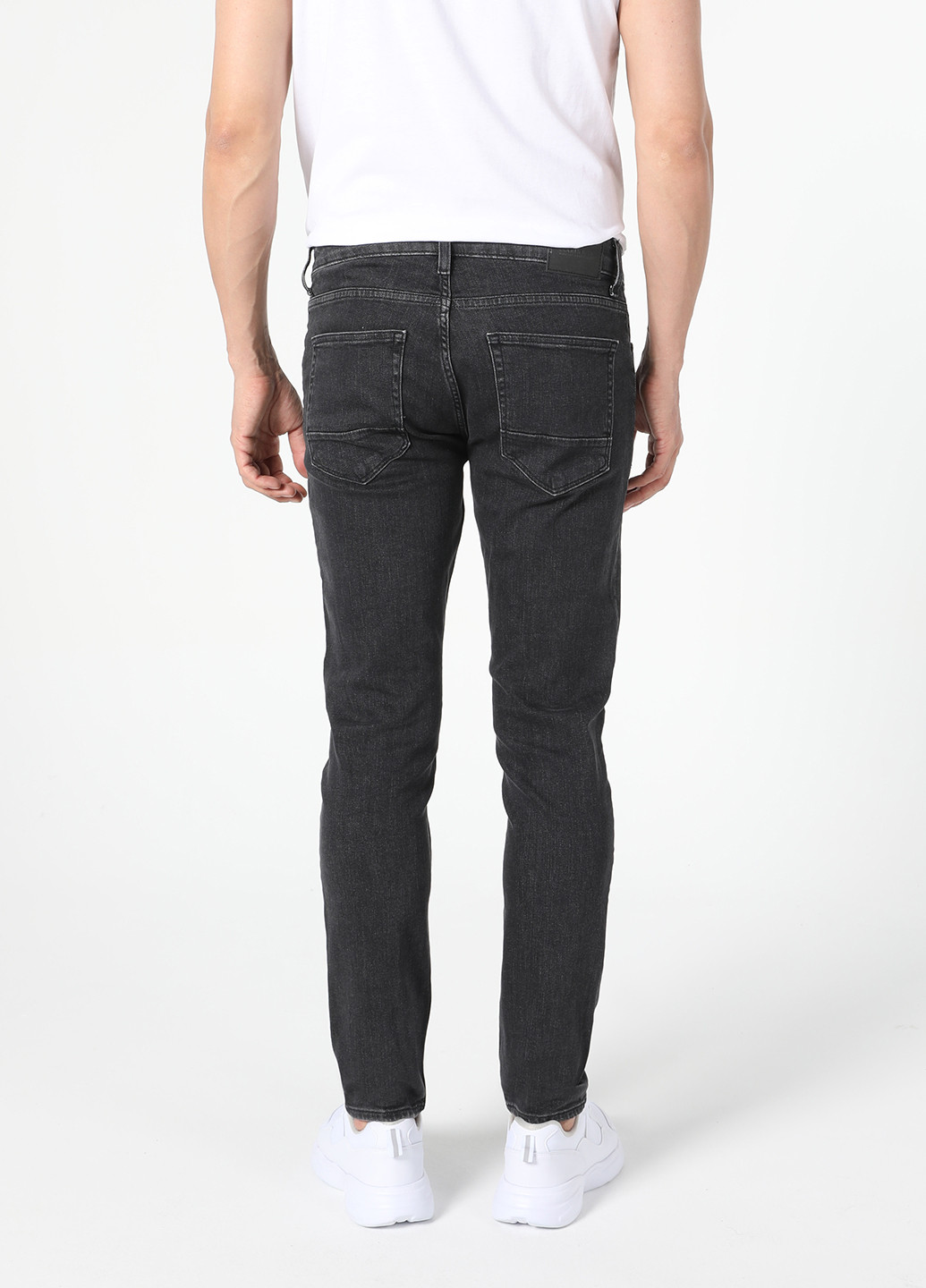 Черные демисезонные зауженные джинсы Colin's