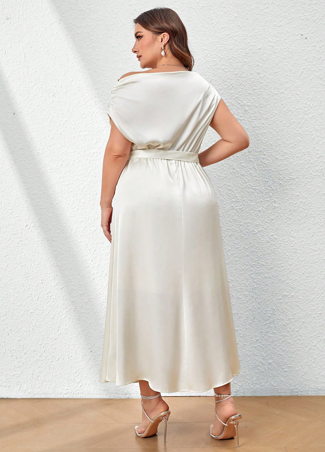 Молочное вечернее платье клеш, на одно плечо SHEIN однотонное