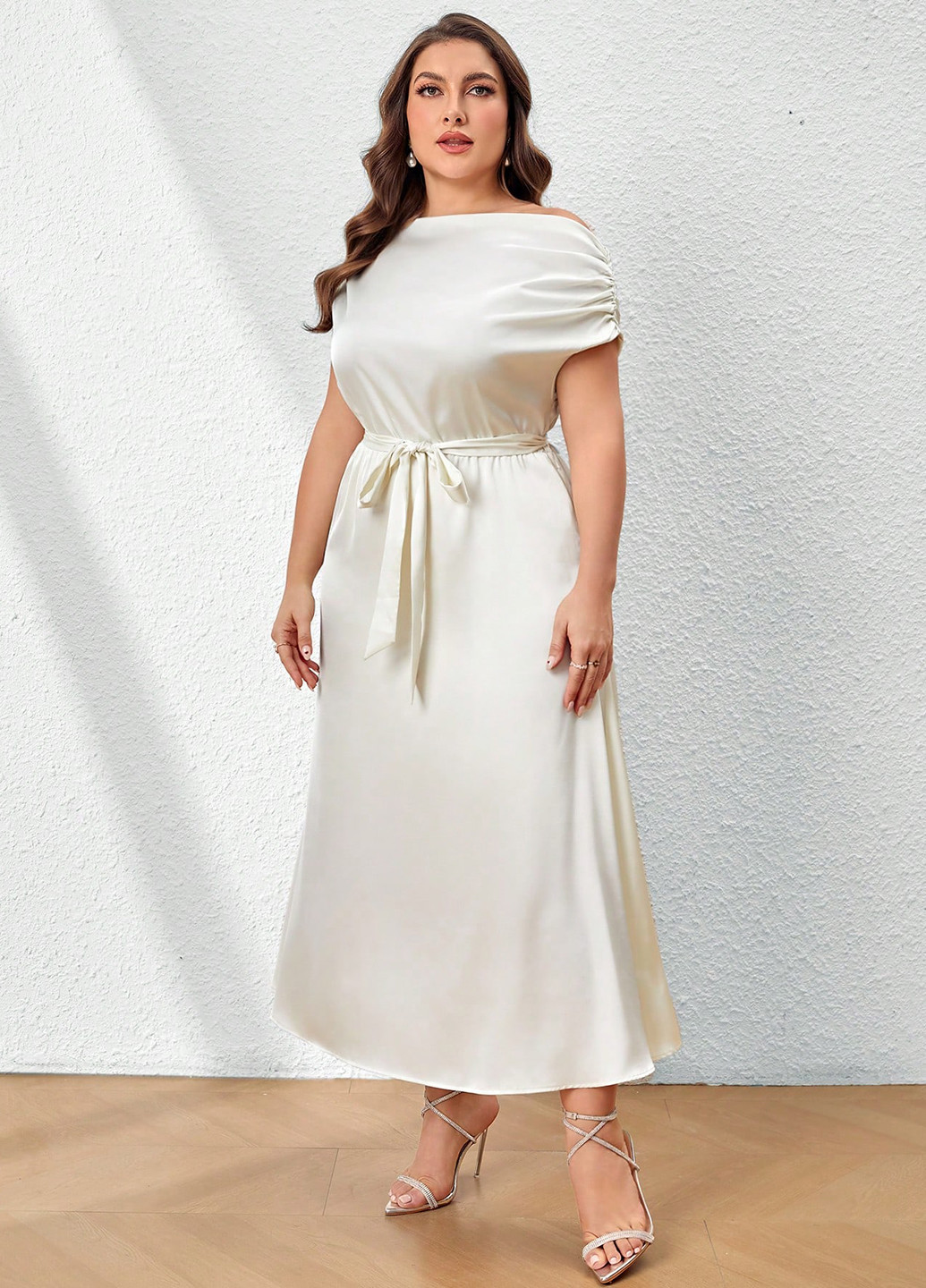 Молочное вечернее платье клеш, на одно плечо SHEIN однотонное