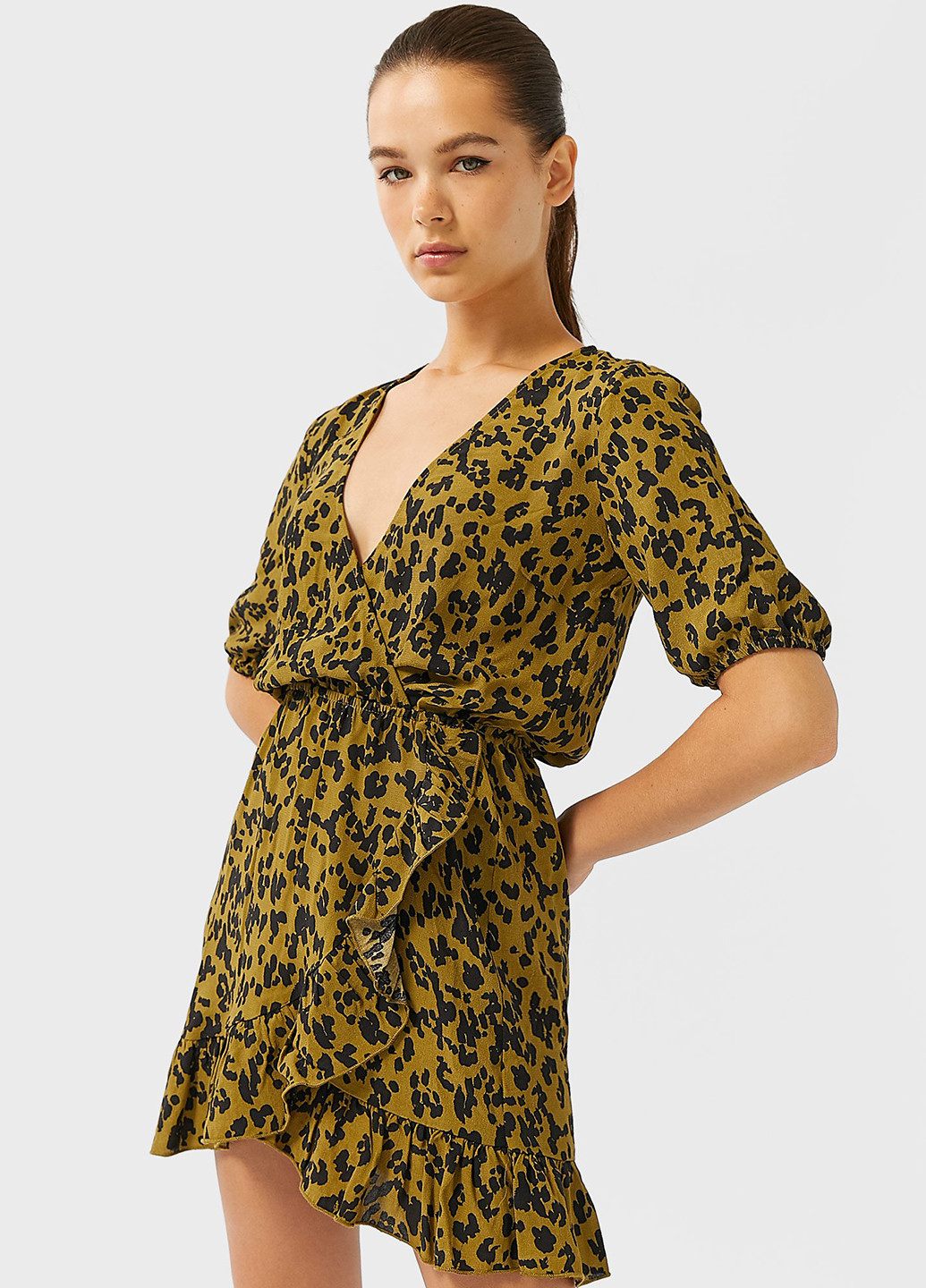 Оливковое кэжуал платье на запах Stradivarius с абстрактным узором