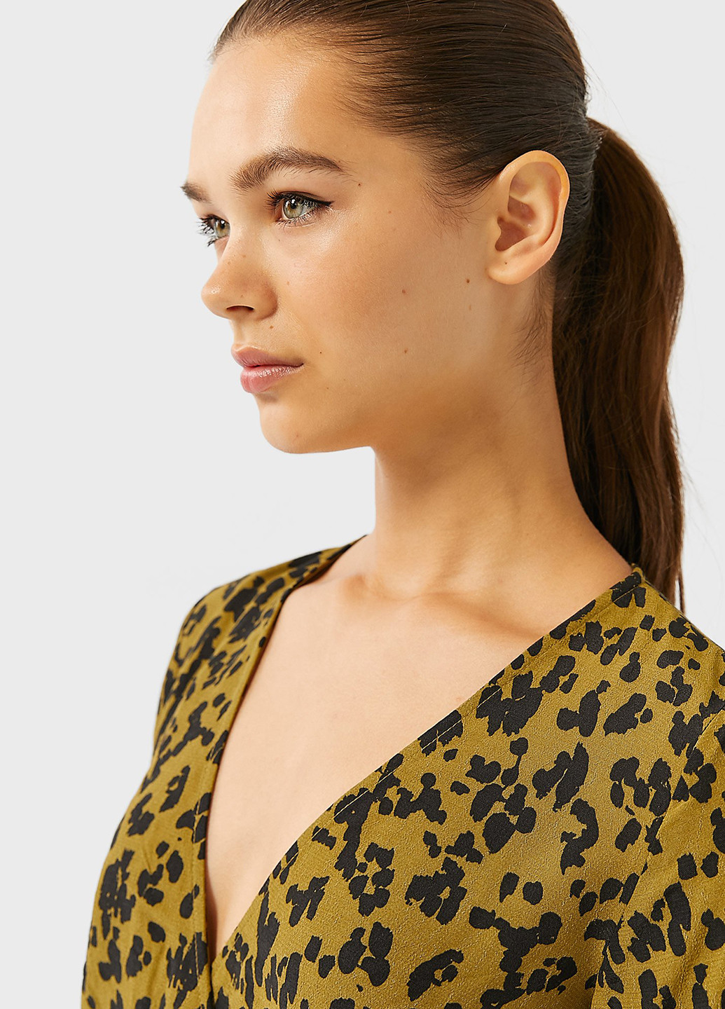 Оливковое кэжуал платье на запах Stradivarius с абстрактным узором