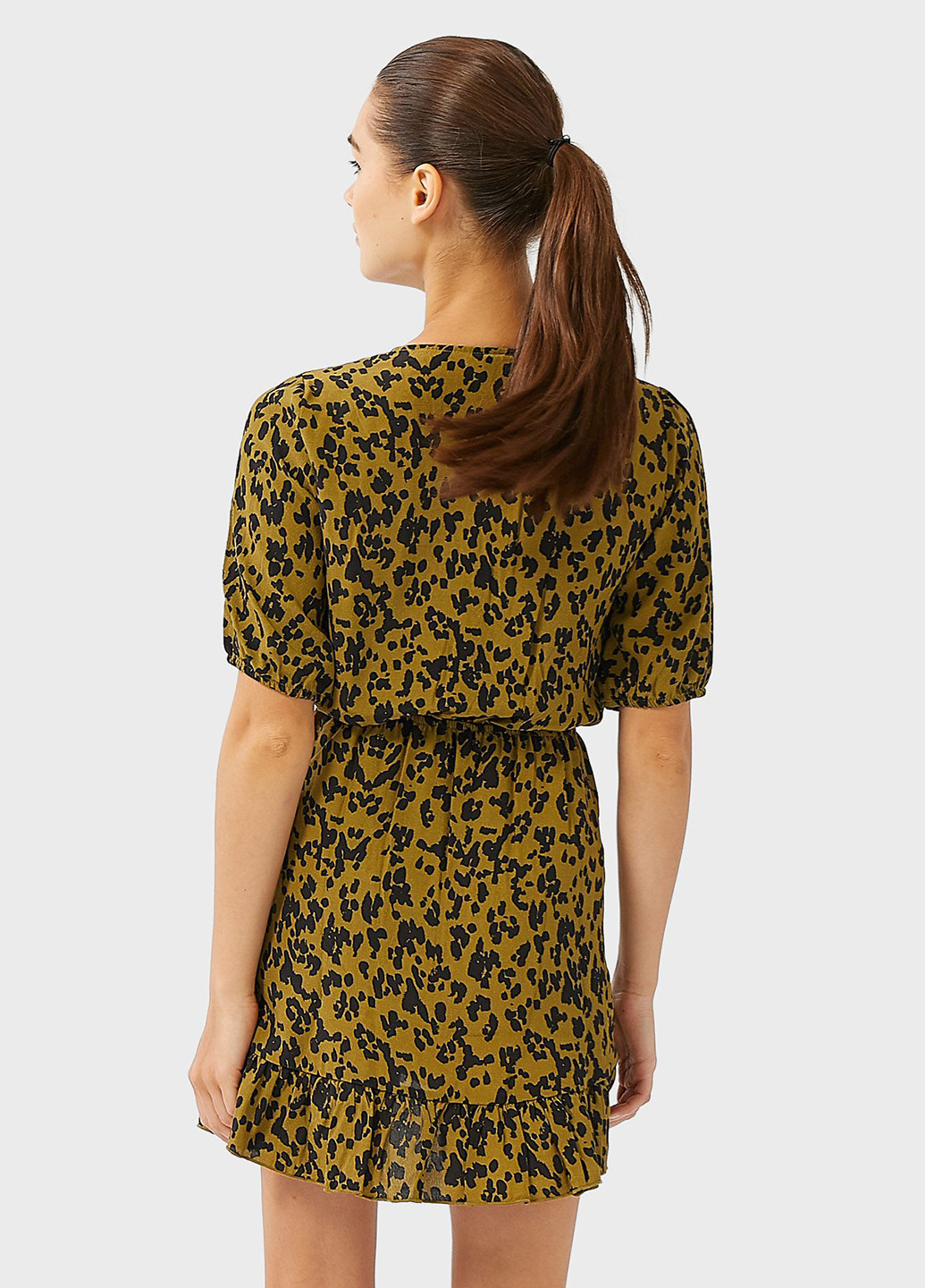 Оливковое кэжуал платье на запах Stradivarius с абстрактным узором