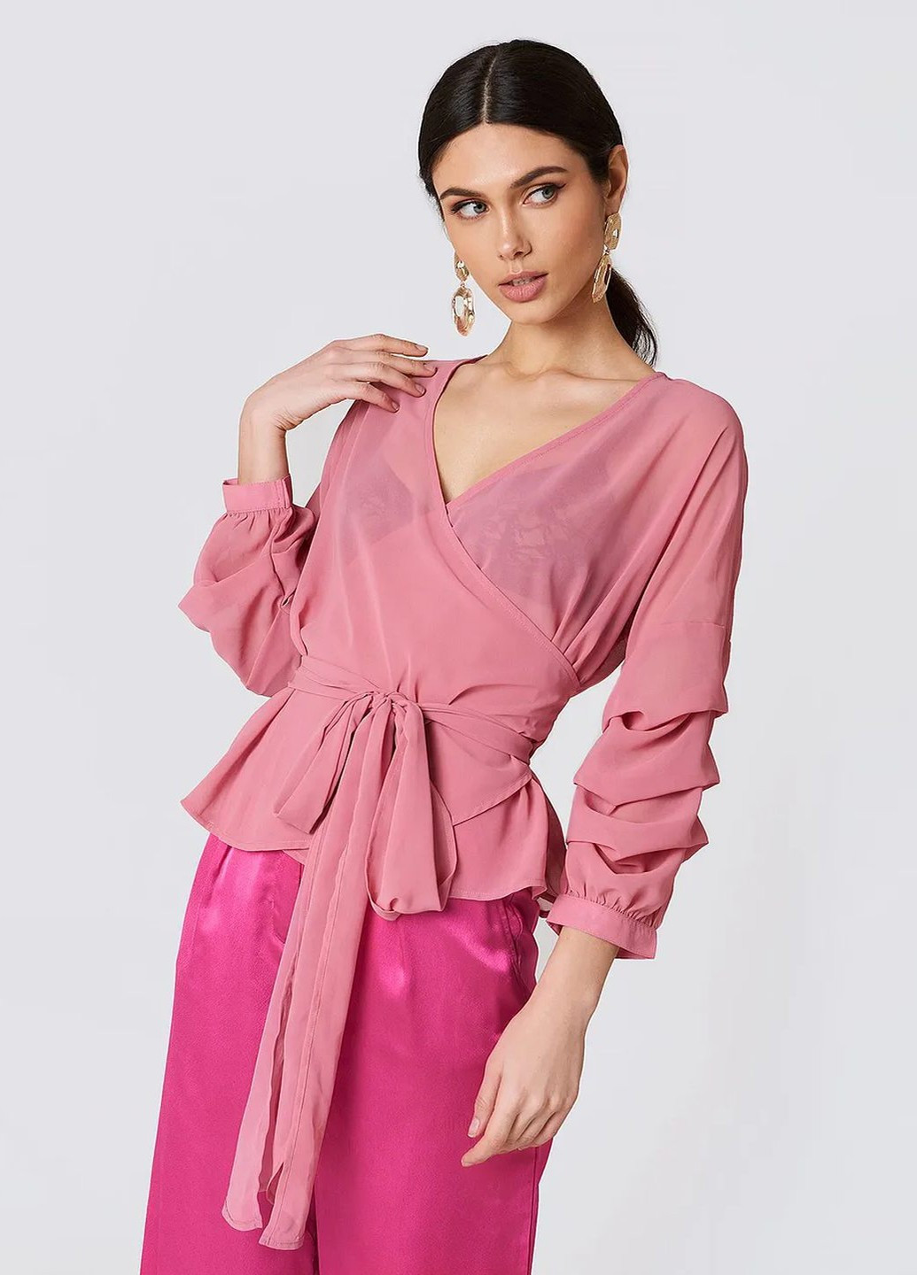 Розовая летняя блуза на запах NA-KD