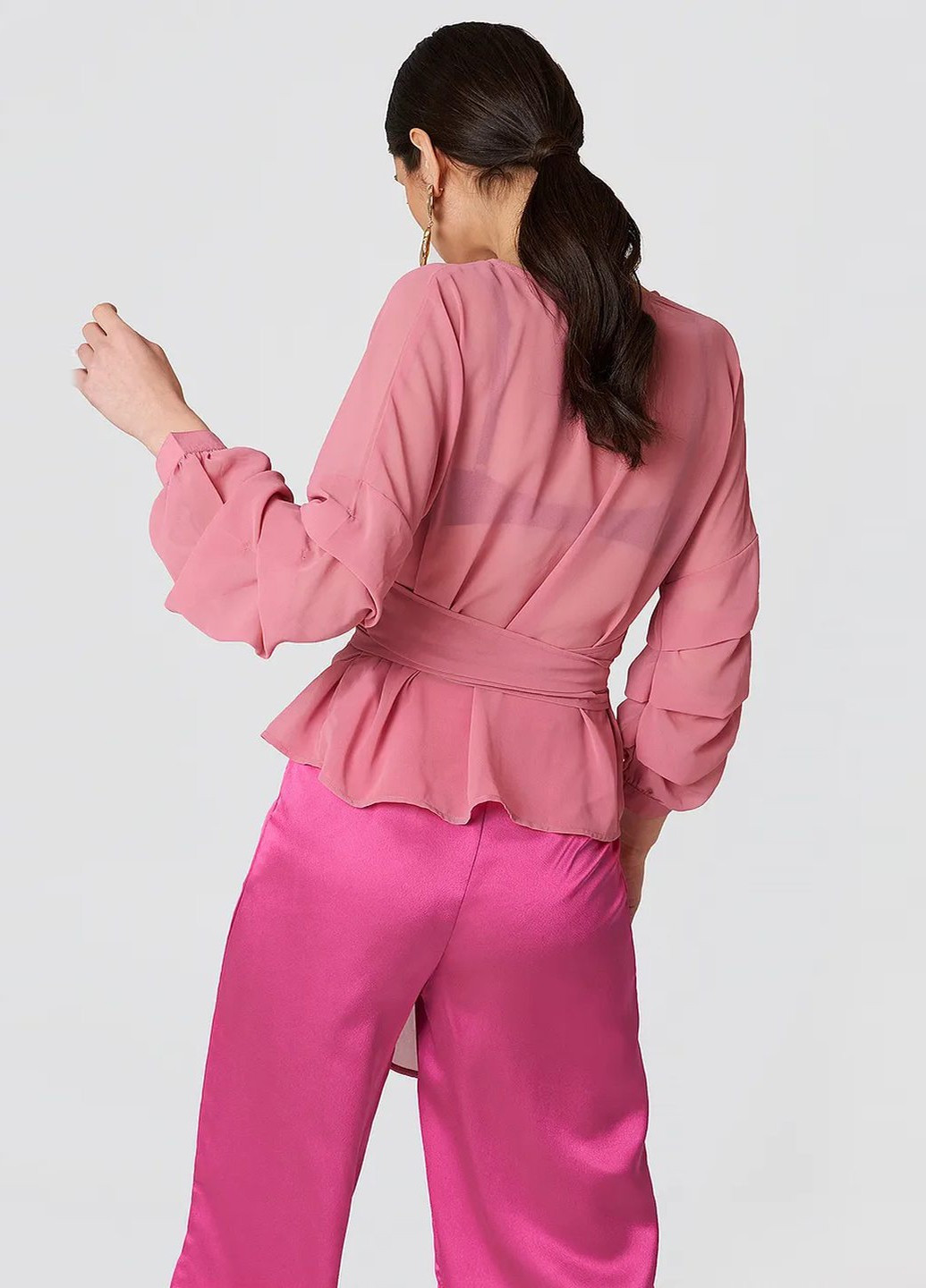 Розовая летняя блуза на запах NA-KD