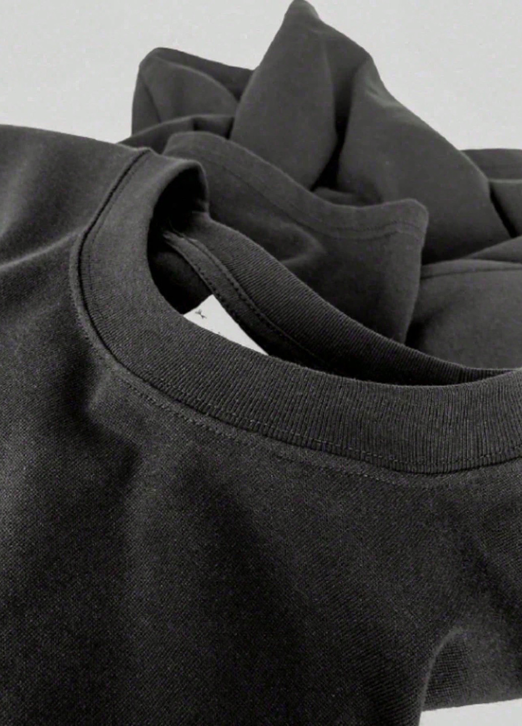 Черная футболка SHEIN