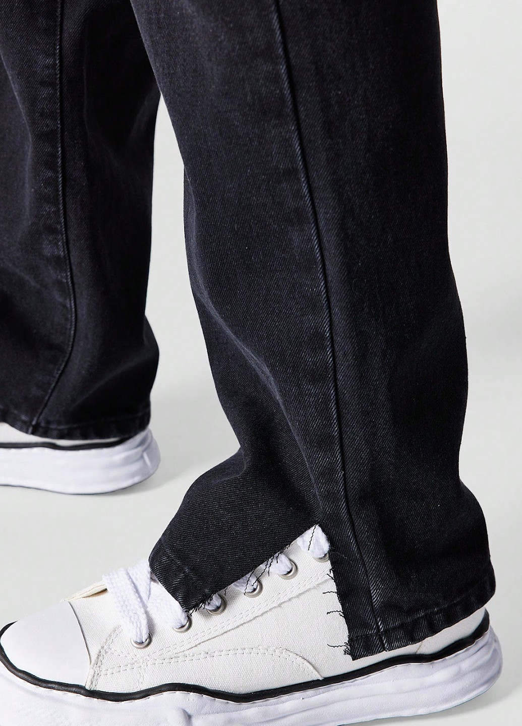 Черные демисезонные прямые джинсы SHEIN