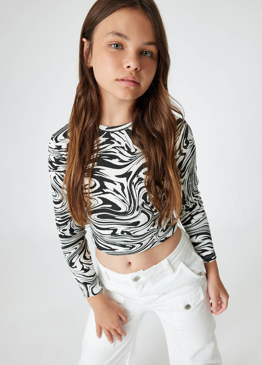 Черно-белый демисезонный кэжуал лонгслив KOTON с абстрактным узором