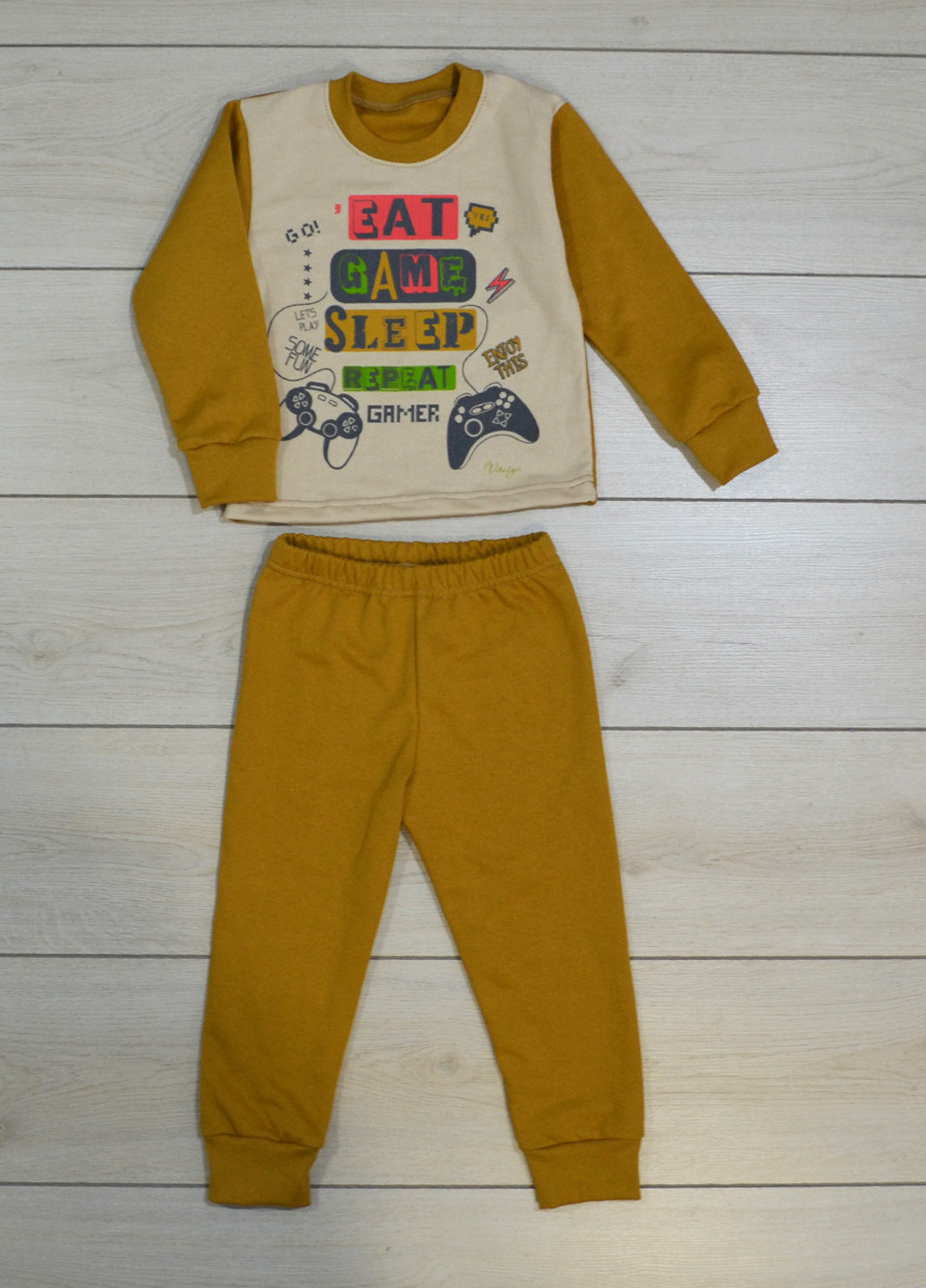 Горчичная всесезон пижама для мальчика "мир снов" футболка + брюки Витуся