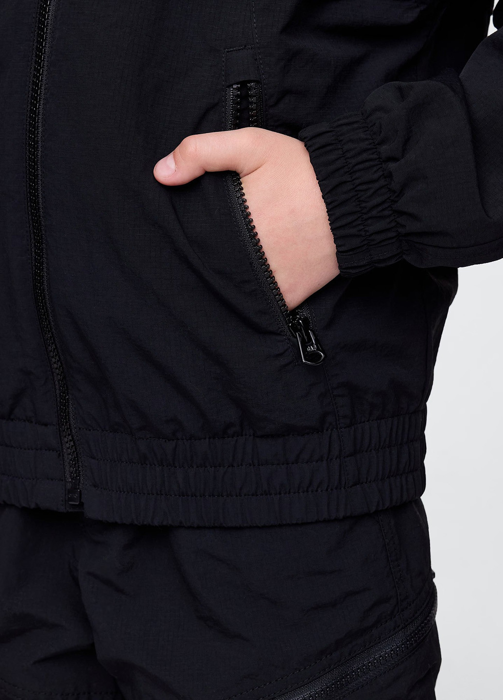 Чорна демісезонна вітровка Gap