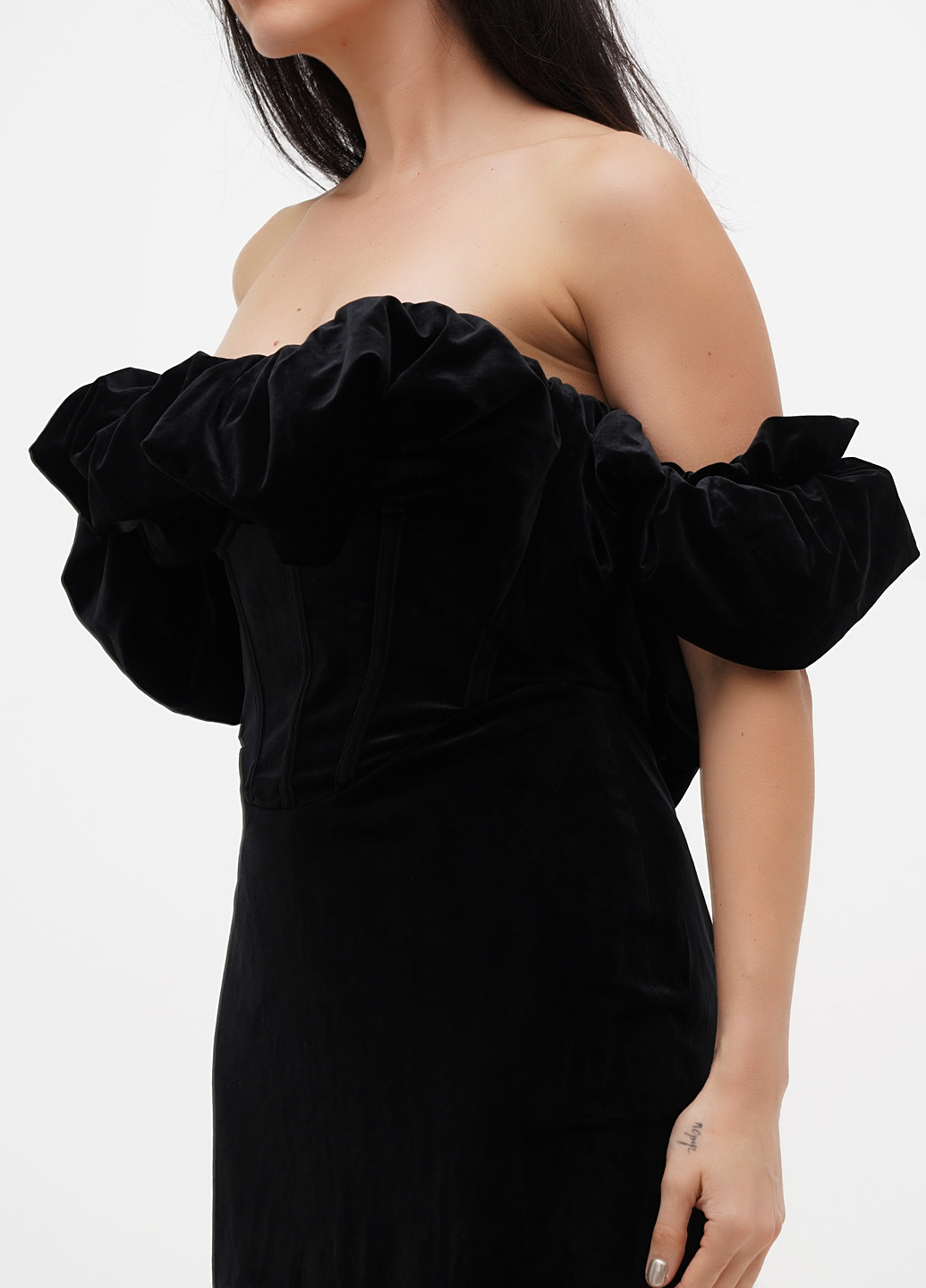 Черное вечернее платье с открытыми плечами MissPap однотонное