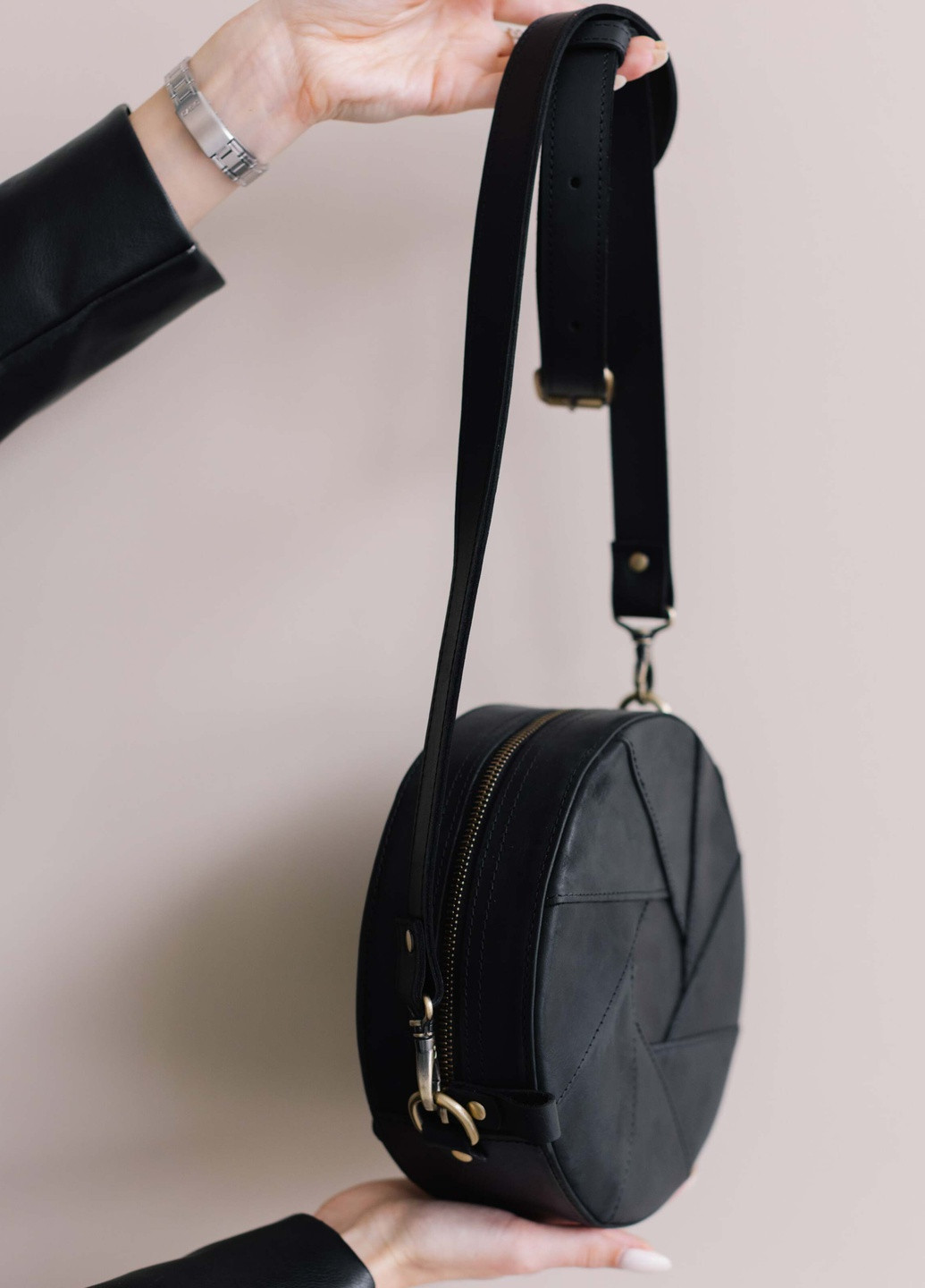 Кругла жіноча сумка через плече ручної роботи з натуральної вінтажної шкіри чорного кольору Boorbon (253342353)