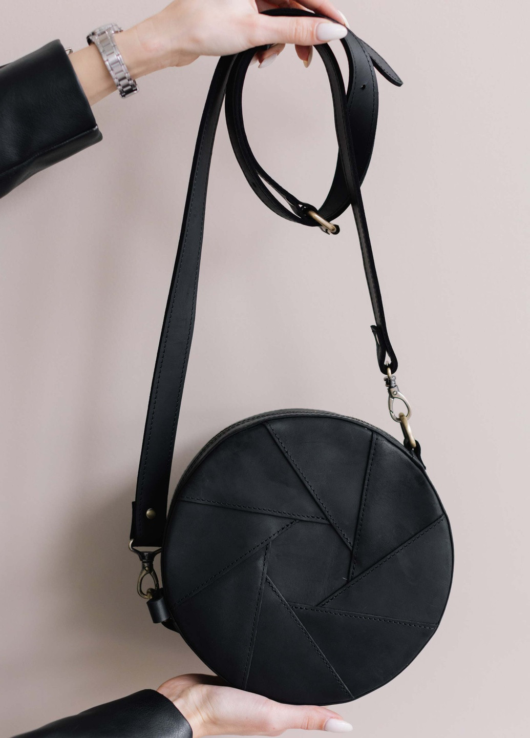 Кругла жіноча сумка через плече ручної роботи з натуральної вінтажної шкіри чорного кольору Boorbon (253342353)