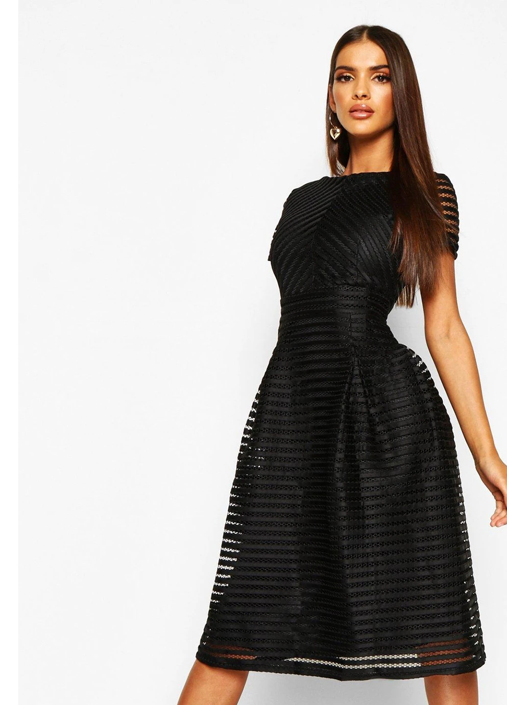 Черное коктейльное платье колокол Boohoo однотонное