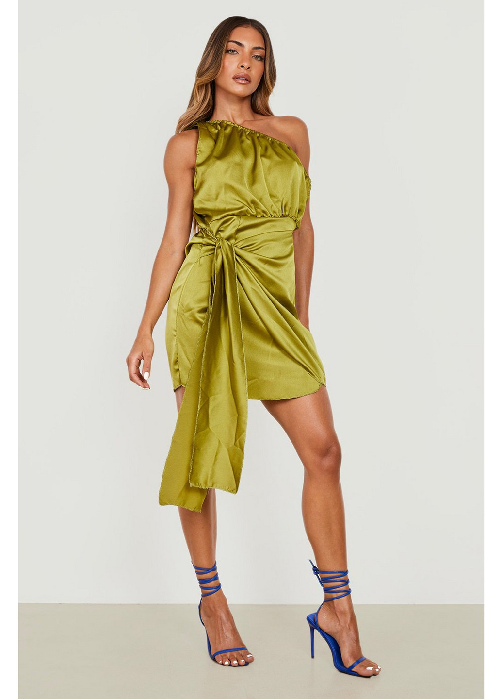 Зеленое коктейльное платье на одно плечо Boohoo однотонное