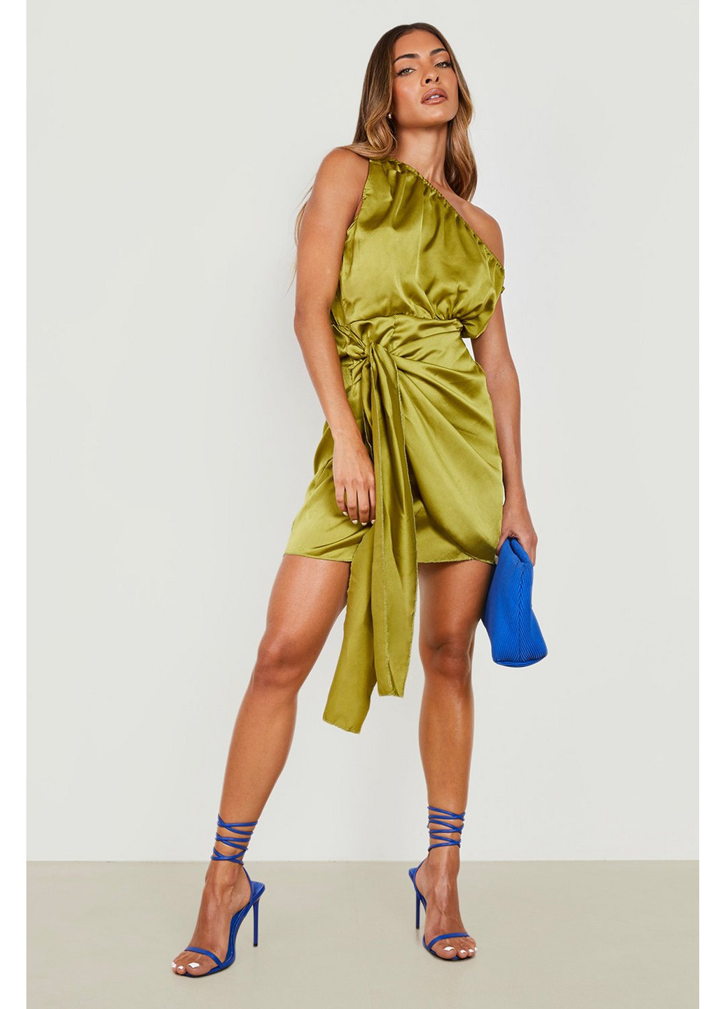 Зеленое коктейльное платье на одно плечо Boohoo однотонное