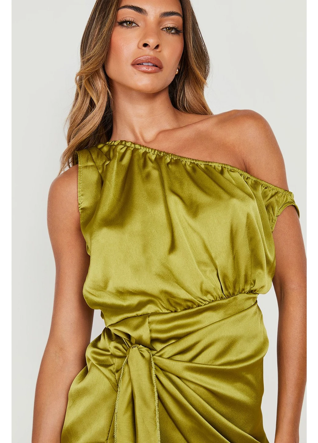 Зеленое коктейльное платье на одно плечо Boohoo однотонное