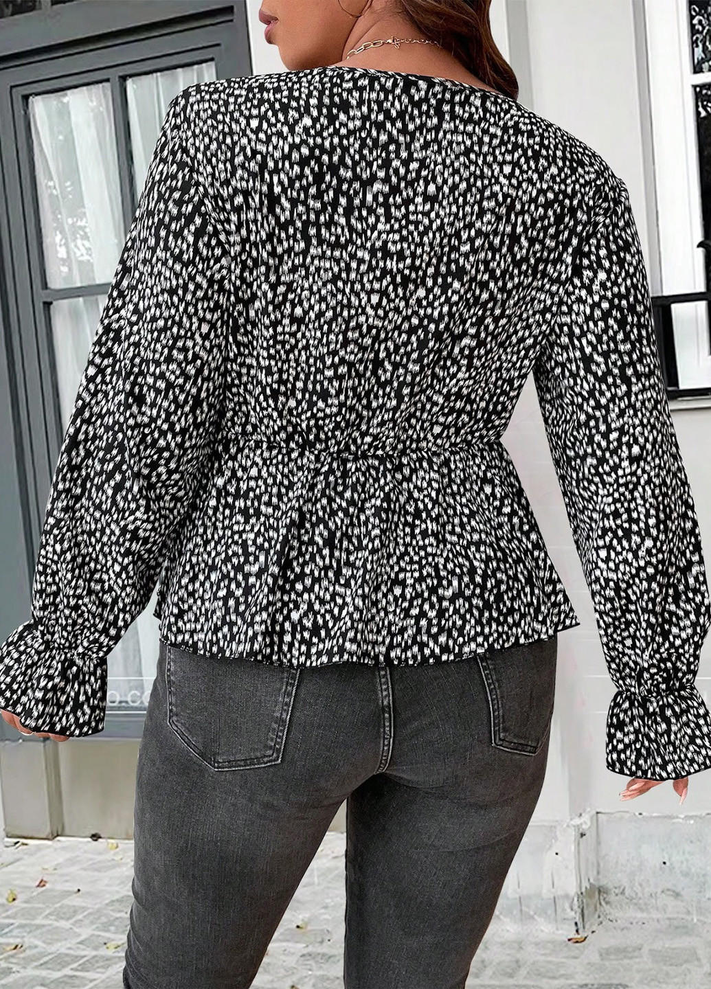 Чёрно-белую блуза с баской SHEIN