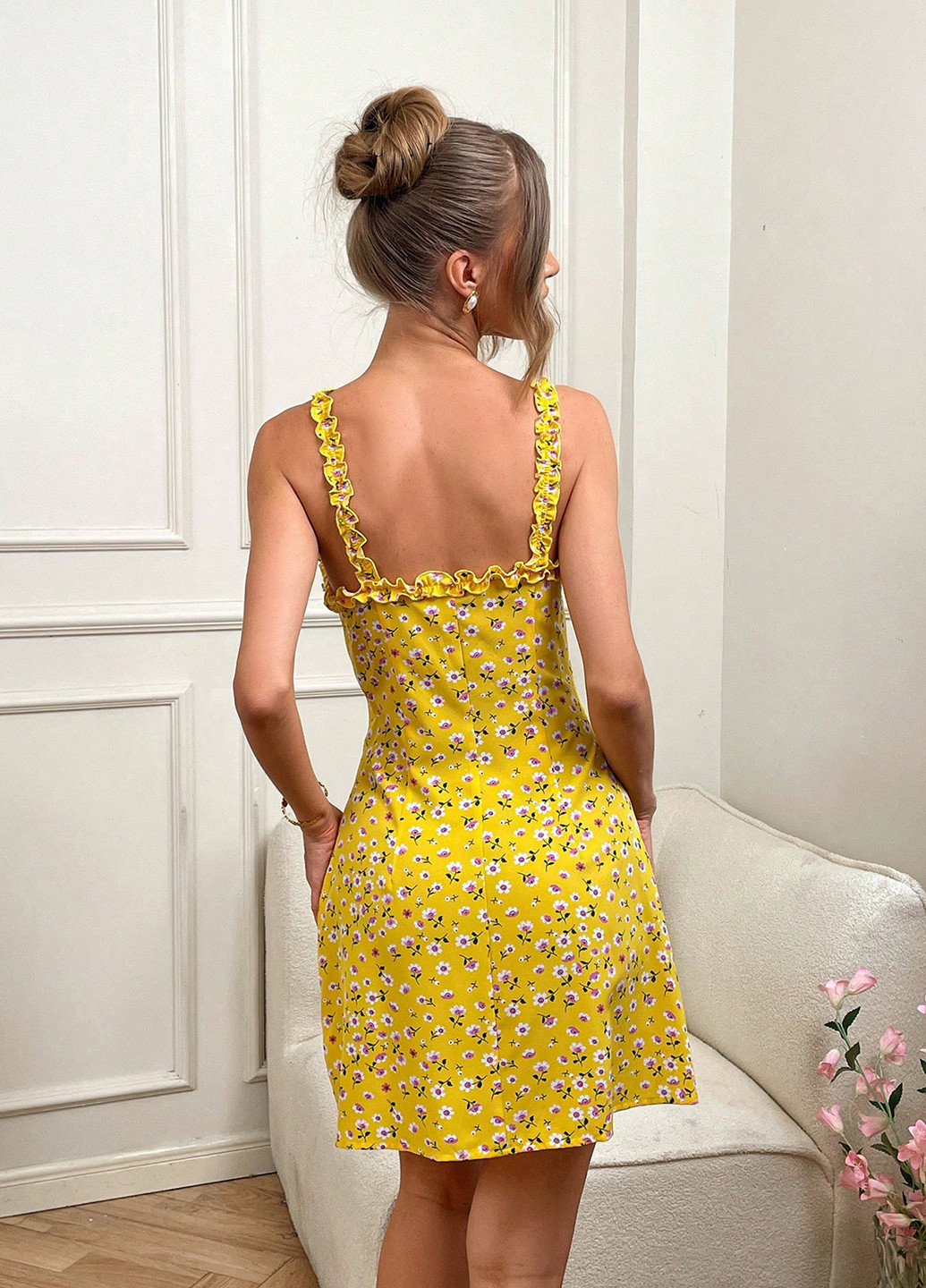 Желтое кэжуал платье силуэтная, с открытой спиной SHEIN с цветочным принтом